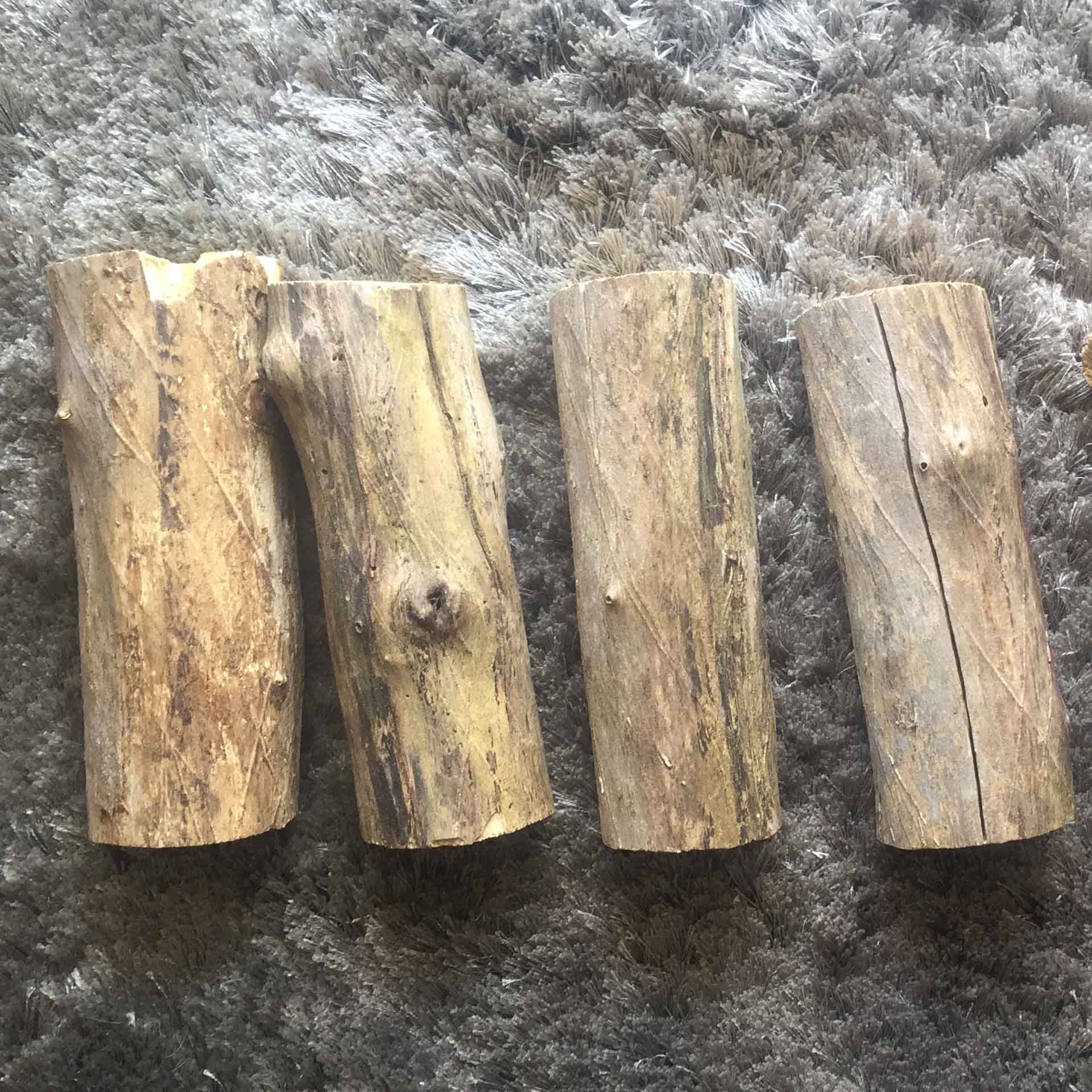 tocos-de-madeira-cortado-com-serrote-para-fazer-prateleira-de-tronco