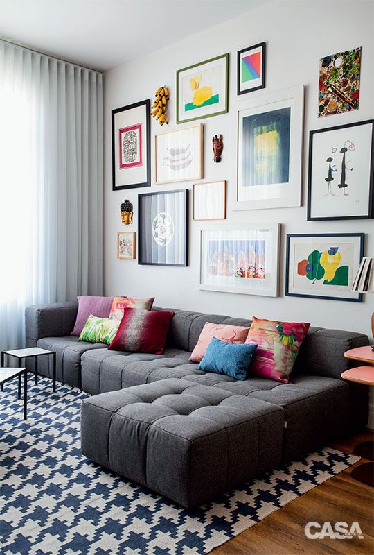 Tudo que você precisa saber para colocar um tapete na sala de estar: o  tamanho, o tecido e as estampas.