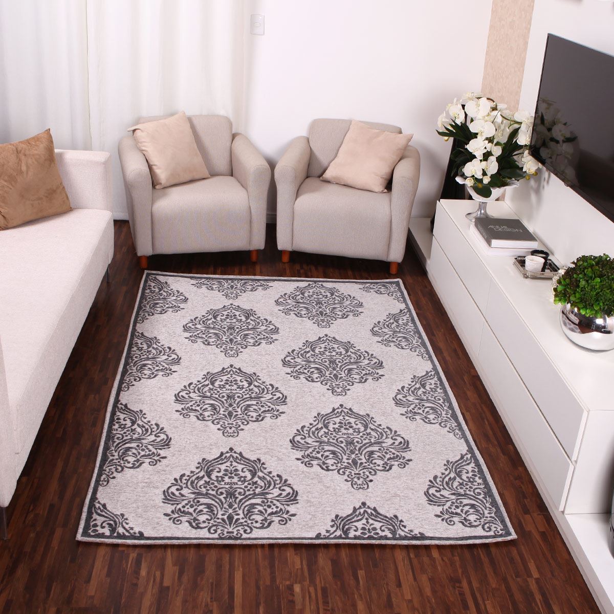 Tudo que você precisa saber para colocar um tapete na sala de estar: o  tamanho, o tecido e as estampas.